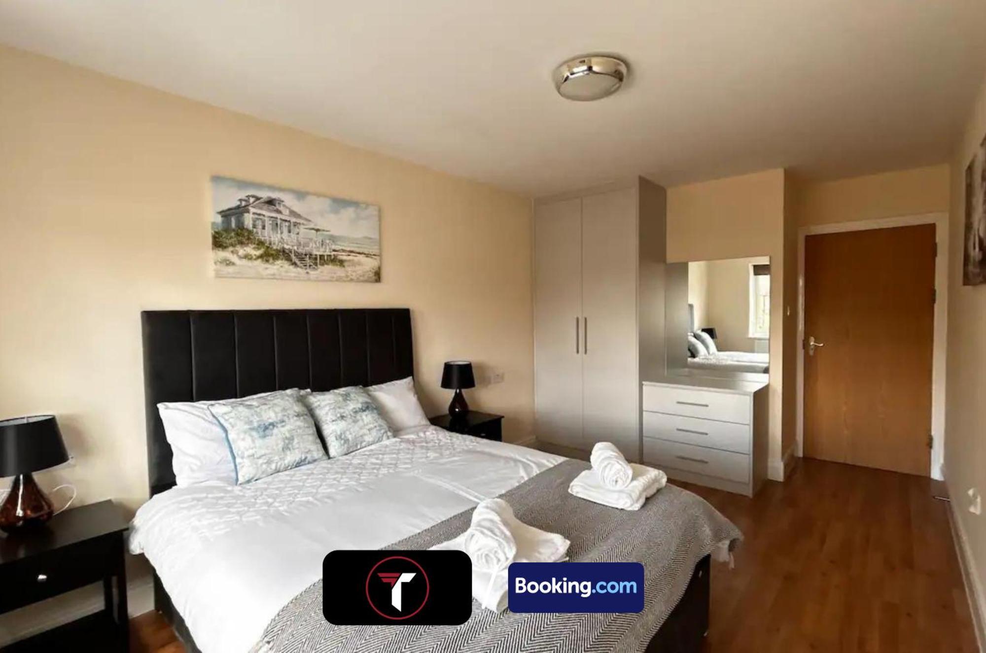 Stylish 2 Bedroom Flat By Tara Stays Short Lets & Serviced Accommodation Watford With Free Parking & Nearby Warner Studios Exterior photo