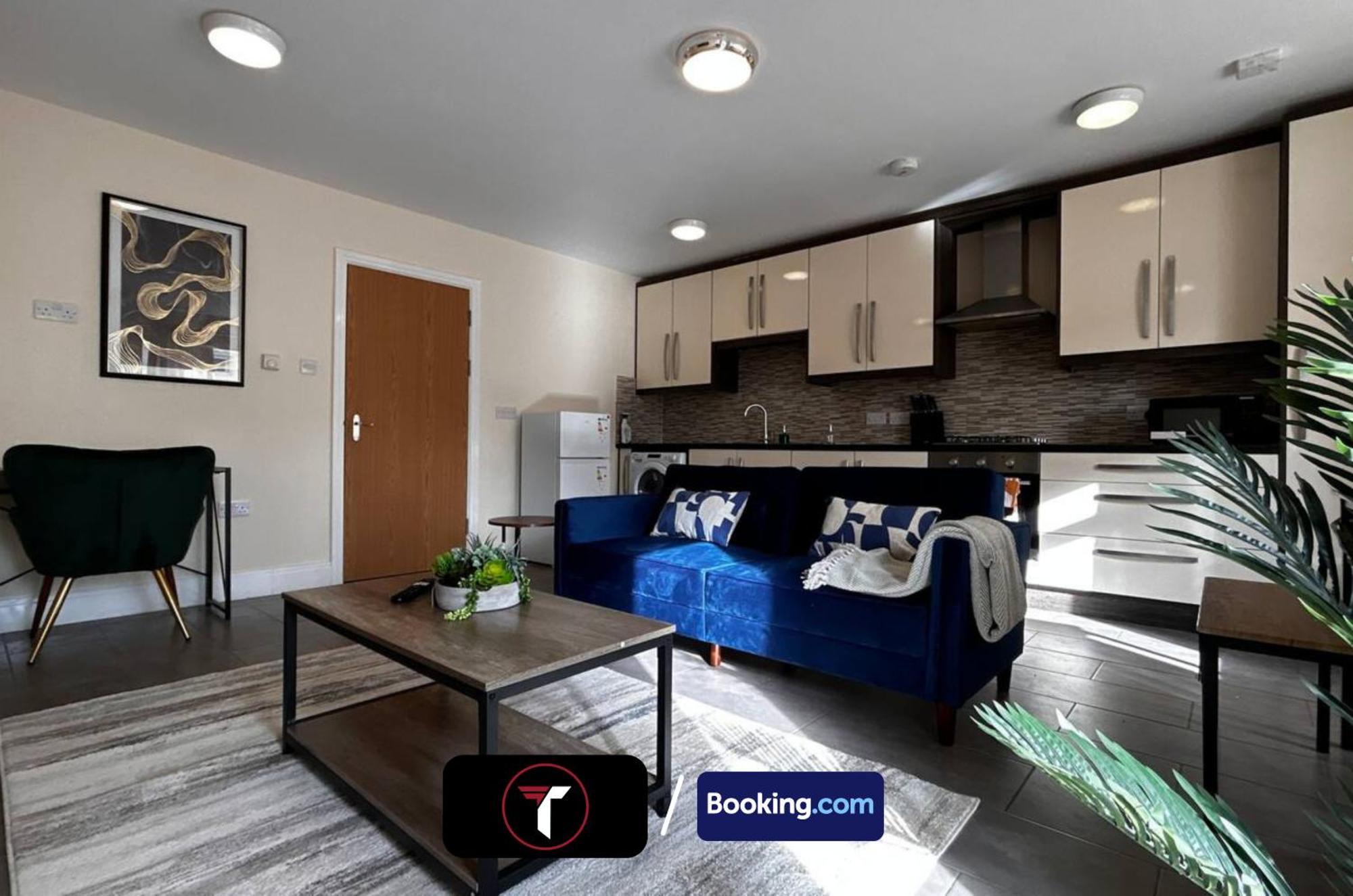 Stylish 2 Bedroom Flat By Tara Stays Short Lets & Serviced Accommodation Watford With Free Parking & Nearby Warner Studios Exterior photo