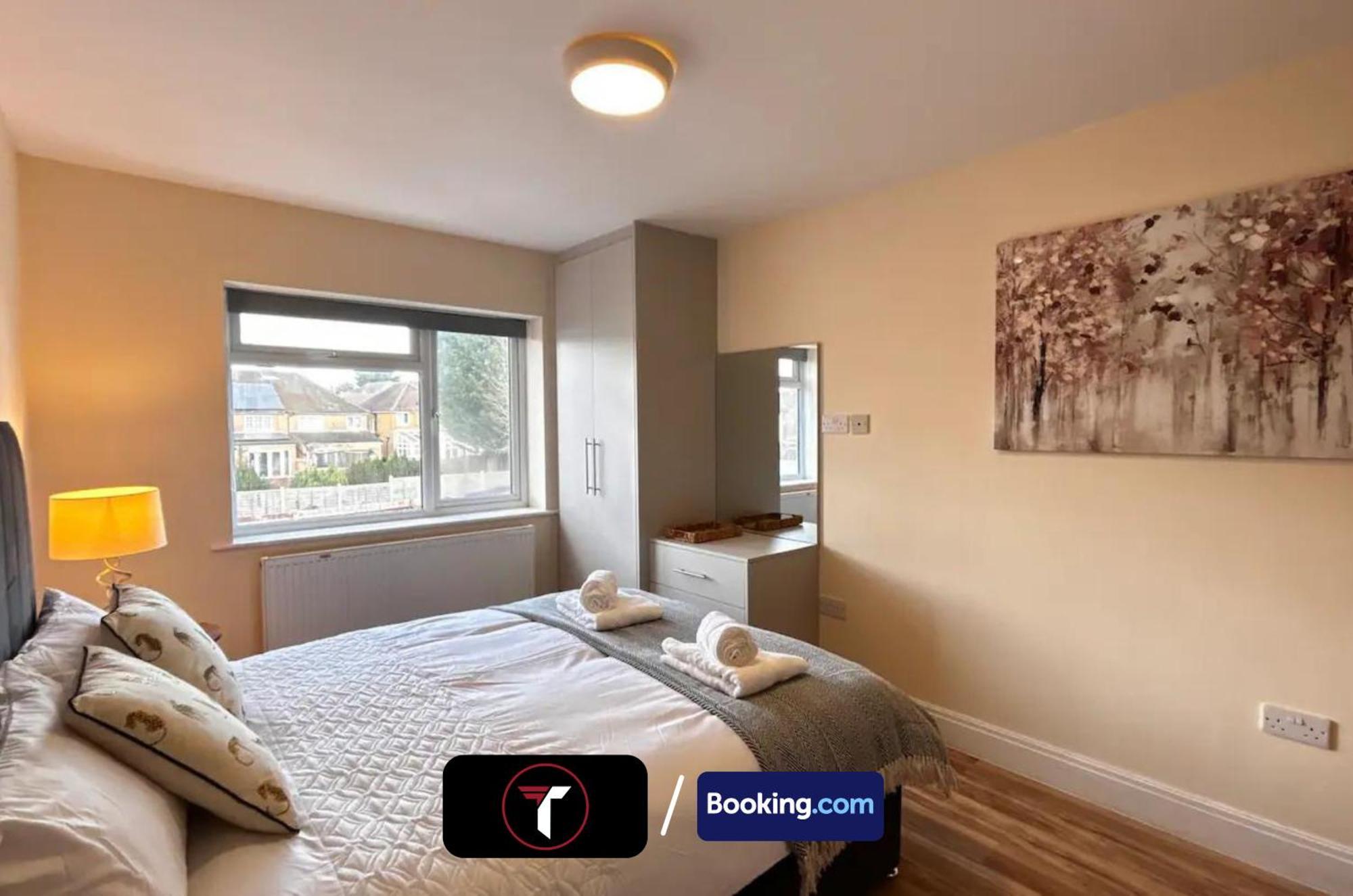 Stylish 2 Bedroom Flat By Tara Stays Short Lets & Serviced Accommodation Watford With Free Parking & Nearby Warner Studios Exterior photo