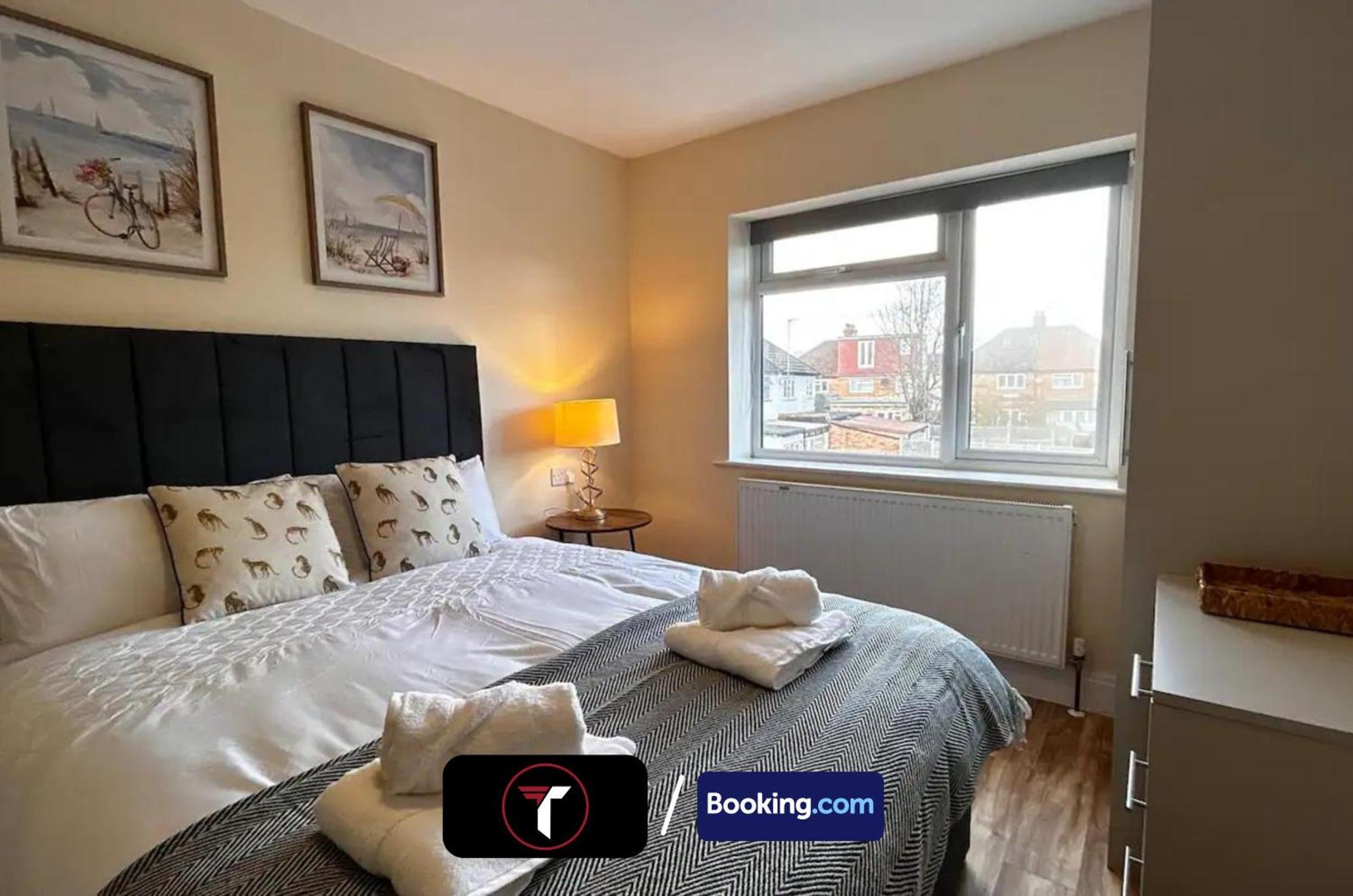 Stylish 2 Bedroom Flat By Tara Stays Short Lets & Serviced Accommodation Watford With Free Parking & Nearby Warner Studios Exterior photo